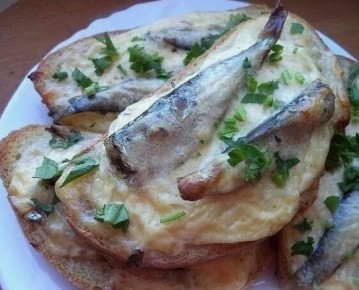 Горячие бутерброды с килькой: быстро, вкусно и сытно