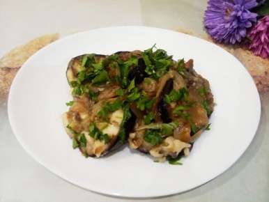 Тушеные баклажаны с луком в сметанном соусе