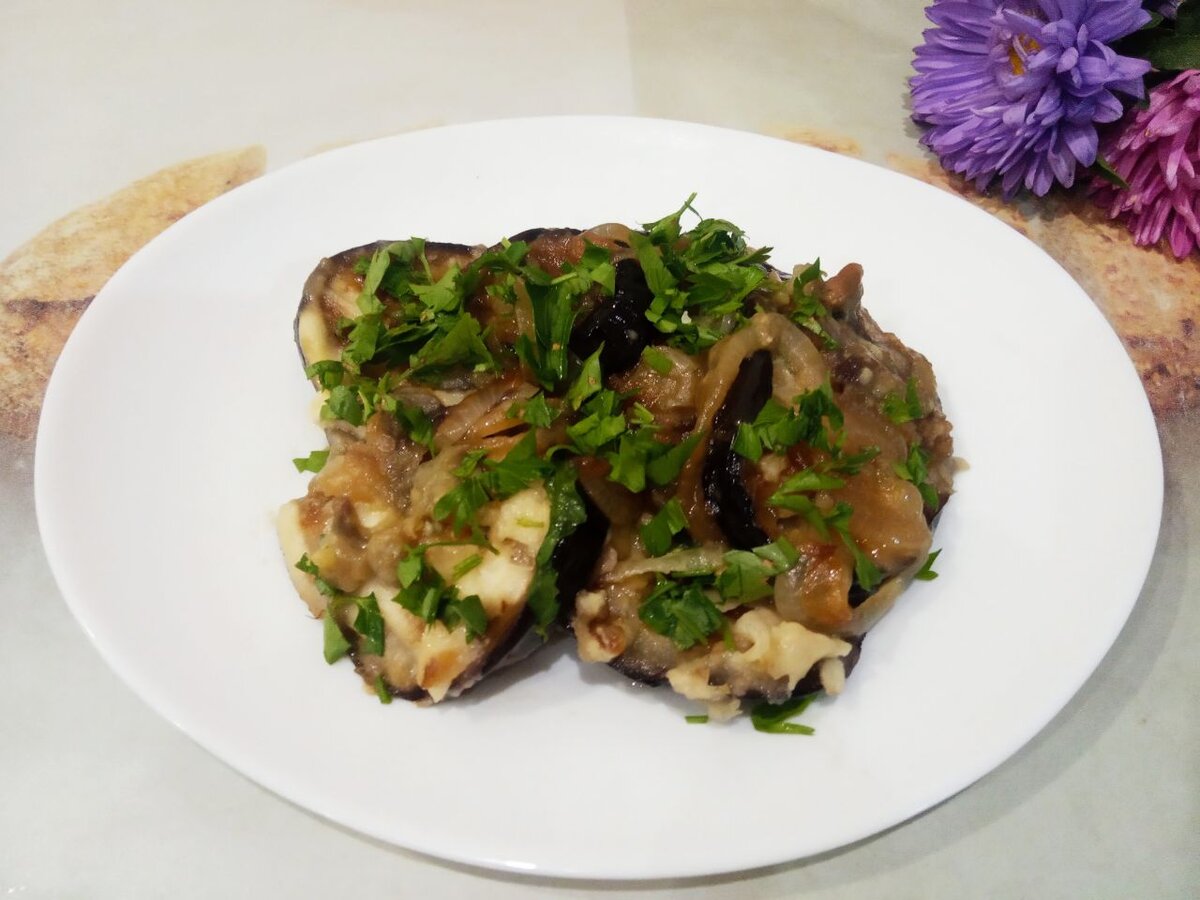 Тушеные баклажаны с луком в сметанном соусе