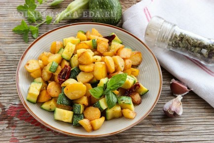 Завораживающий вкус жареного картофеля с цукини для любого повода