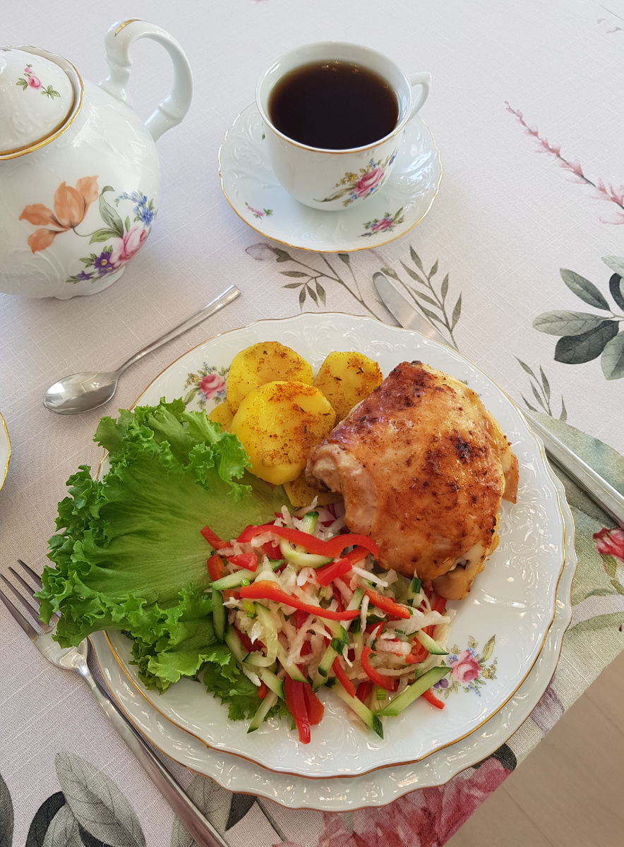 Куриные бедрышки и картошка, запечённые на гриле