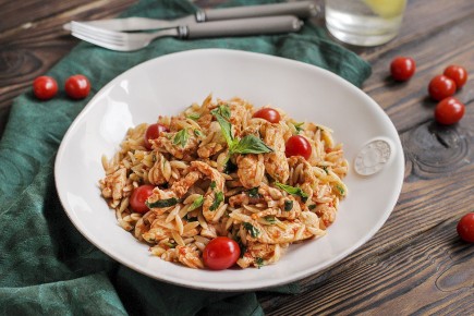 Курица карри с томатами черри и орзо: простой рецепт для ужина