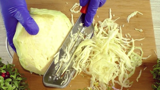 Как простой зимний салат с капустой и ягодами становится удобным вечерним блюдом