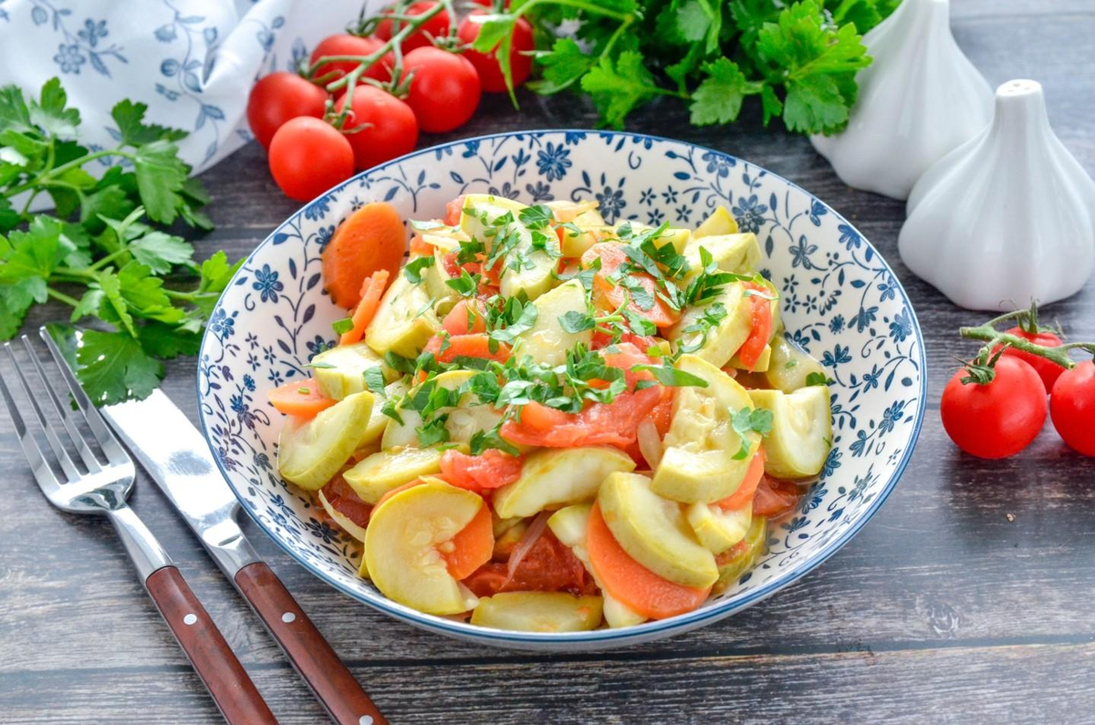 Кабачки с овощами в мультиварке