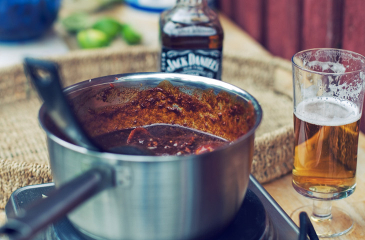 Не выливайте пиво: 10 креативных способов его использовать