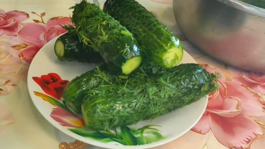 Освежающий летний рецепт: малосольные огурцы на минералке