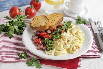 Непревзойденный омлет с копчеными колбасками и томатными тостами