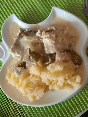 Минтай в сметанном соусе с огурчиками: быстро и вкусно