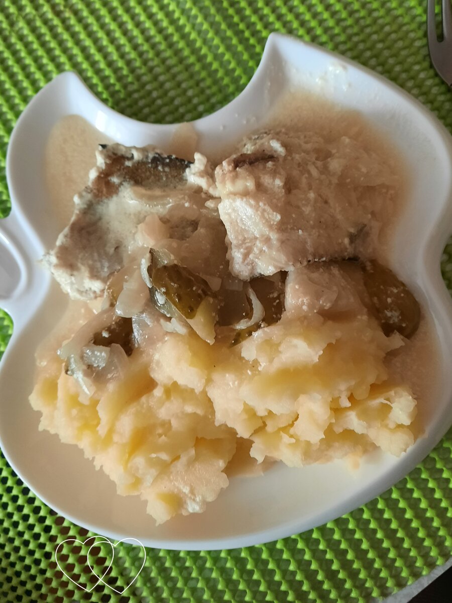 Минтай в сметанном соусе с огурчиками: быстро и вкусно