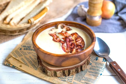 Теплый картофельный крем-суп с сыром и беконом для уютного вечера