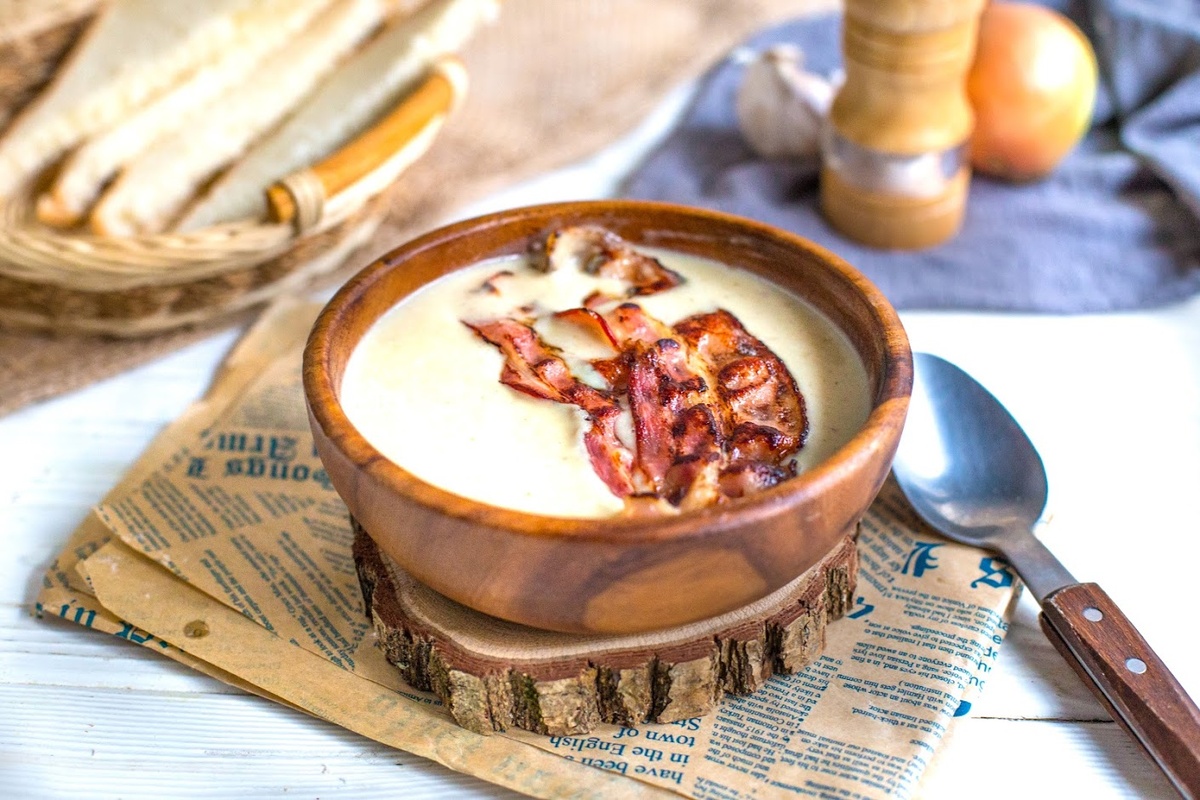 Теплый картофельный крем-суп с сыром и беконом для уютного вечера