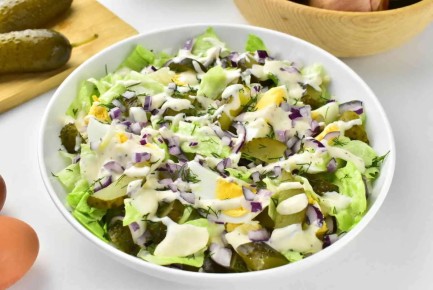 Неповторимый салат из маринованных огурцов и яиц с оригинальной заправкой