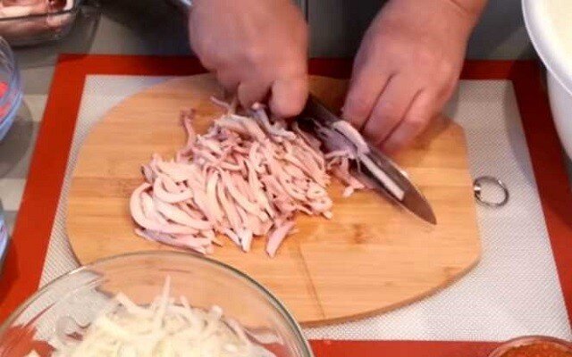 Салат из кальмаров: новый взгляд на морепродукты с морской капустой и редисом