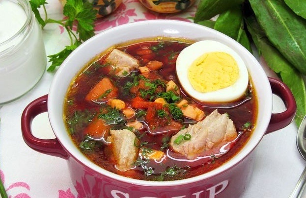 Нежный зеленый борщ со свиными рёбрышками: просто и вкусно