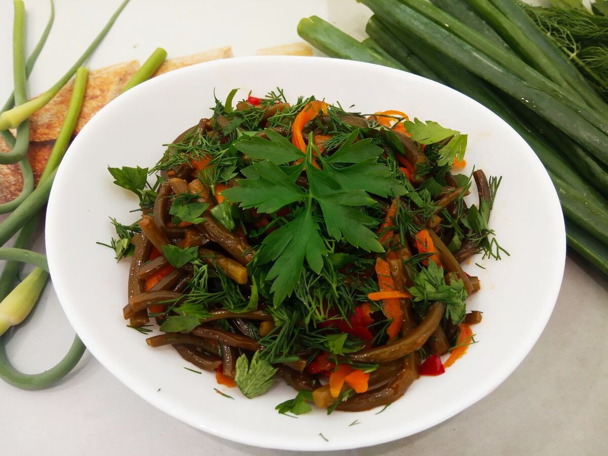 Сочные чесночные стрелки с овощами: легкий и вкусный рецепт