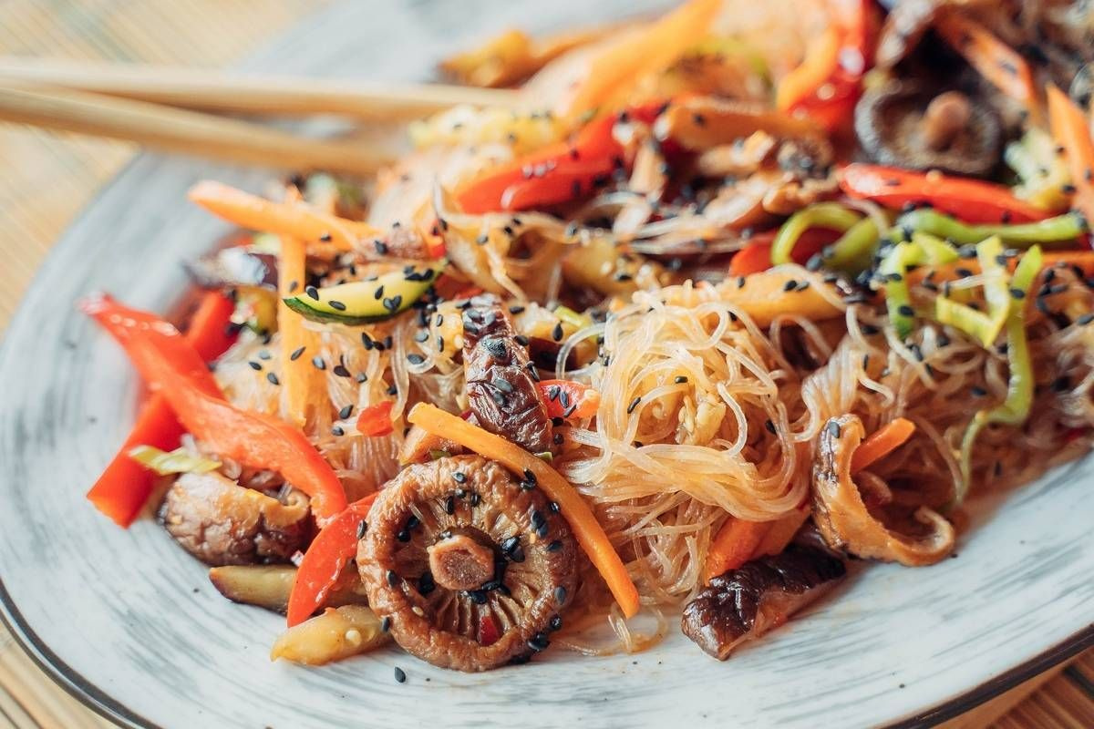 Фунчоза с грибами и овощами: быстрый и полезный рецепт для восточного ужина