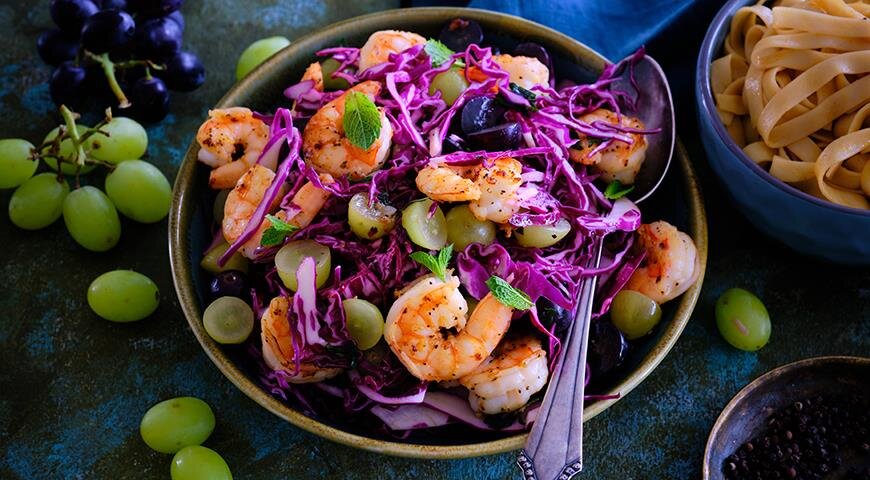 Яркая нотка весны: салат из красной капусты с креветками и виноградом