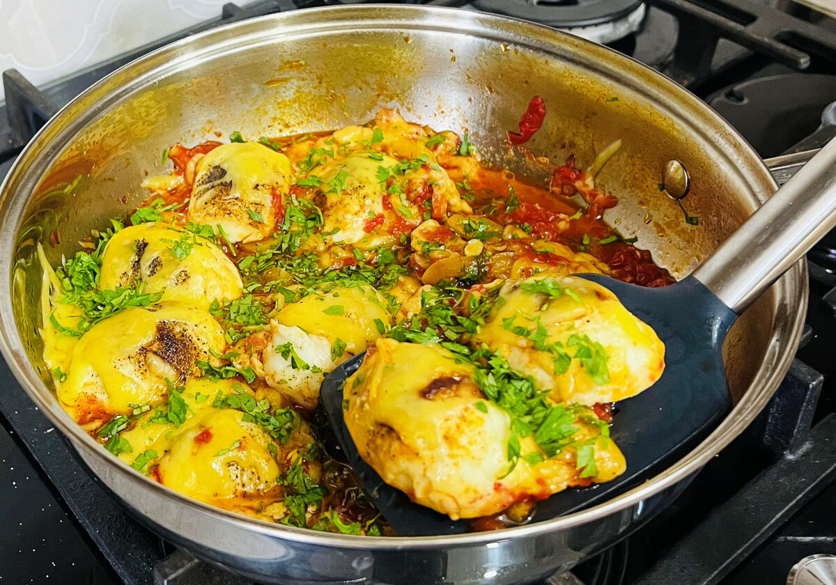 Простой завтрак за 5 минут: вкусные яйца на сковороде