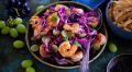 Яркая нотка весны: салат из красной капусты с креветками и виноградом