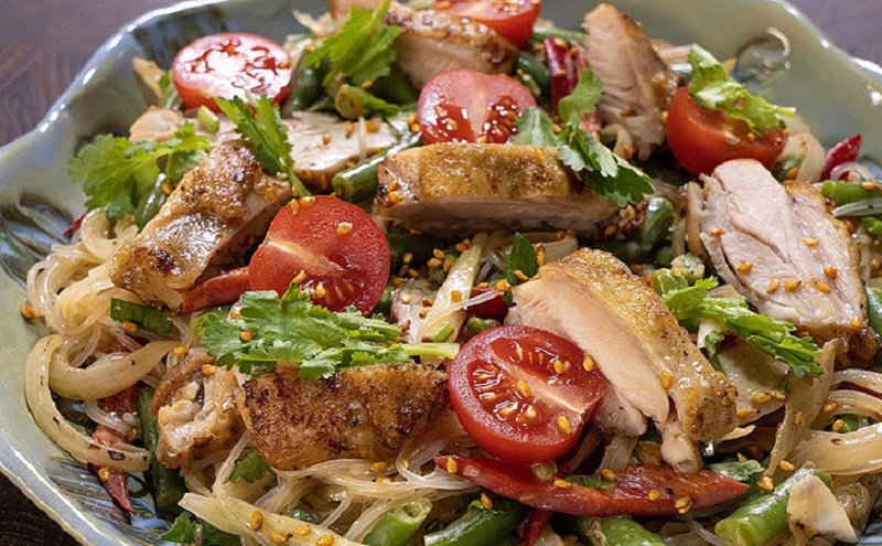 Новый взгляд на праздничный салат: легкая фунчоза для вашего стола