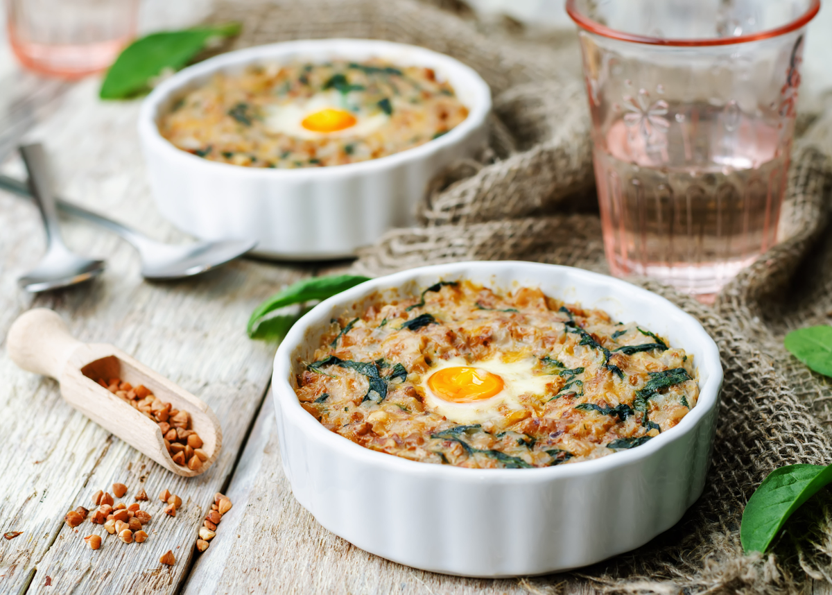 Вкусная гречневая запеканка с сыром и зеленью: идеальный рецепт для здоровья и бюджета