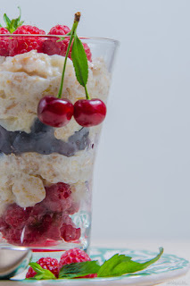 Завтрак на любой вкус: овсяная каша с ягодами