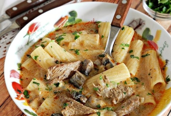 Ароматный суп «Бефстроганов» с макаронами и грибами