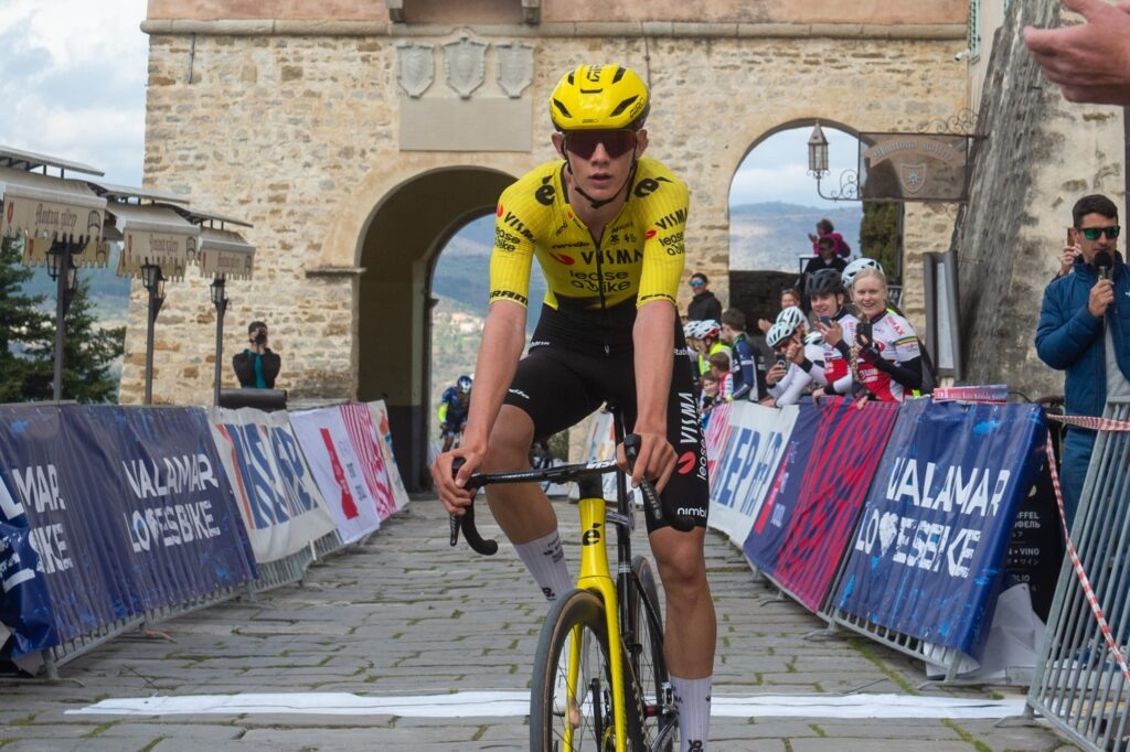 Молодой велогонщик Матисс ван Керкхове завоевывает лидерство на Istrian Spring Tour