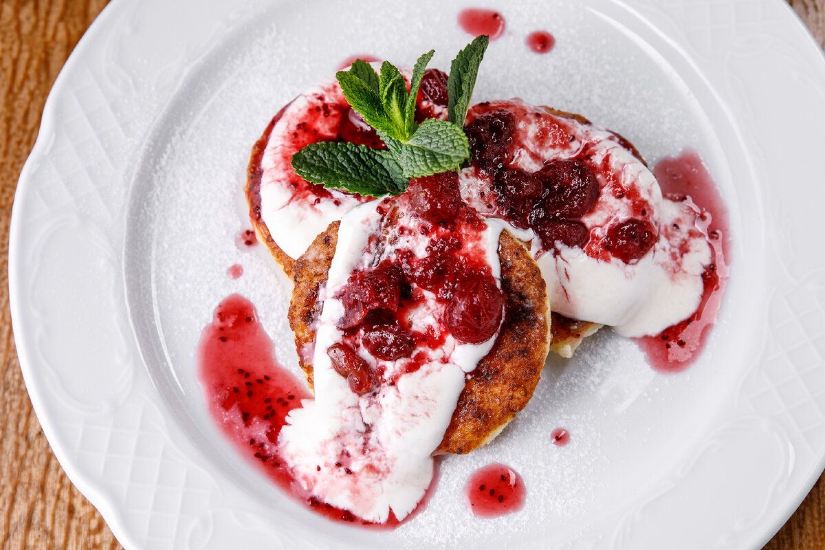 Сырники с вишневым конфитюром: отличный завтрак для всей семьи