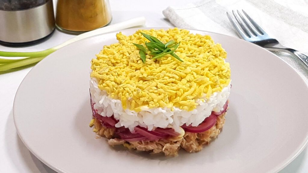 Мимоза с рисом и маринованным луком: свежий взгляд на классический салат