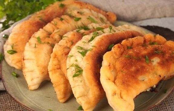 Необычные чебуреки: Творог, сыр и зелень в каждом кусочке