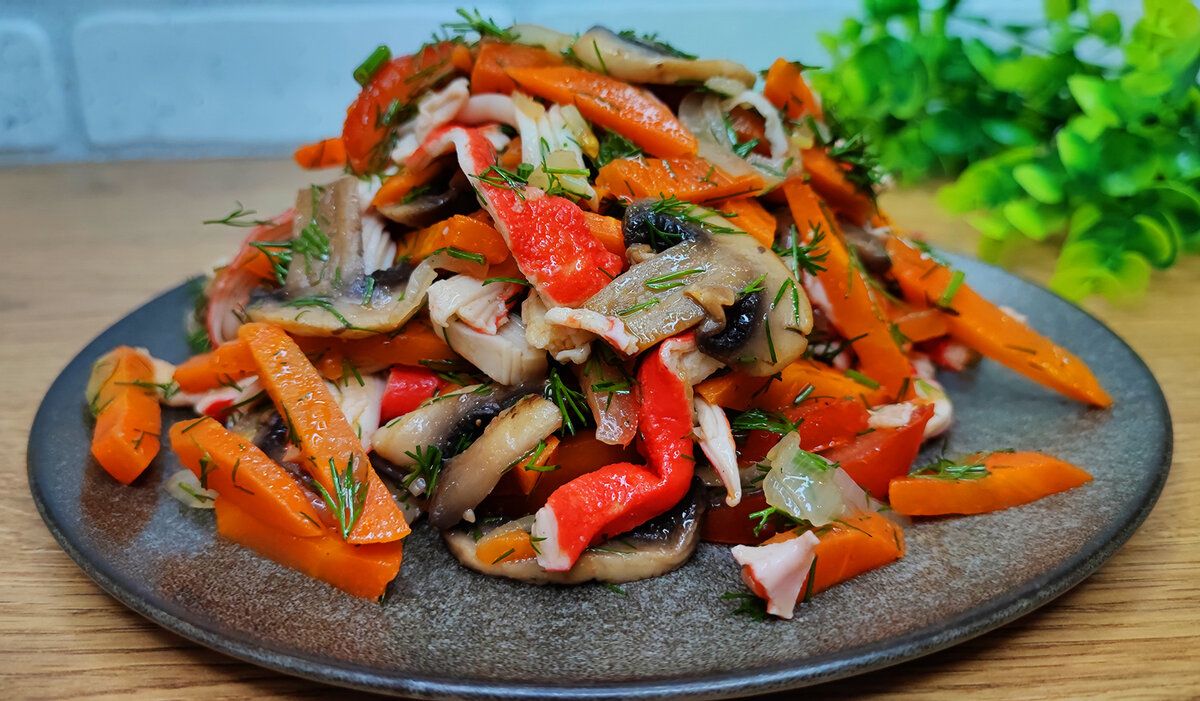 Легкий овощной салат с крабовыми палочками: идеальное блюдо для весеннего ужина