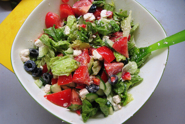 Как приготовить вкусный греческий салат с хрустящими сухариками