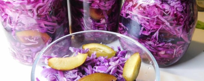 Необычный маринад из красной капусты и слив: идеально для закуски