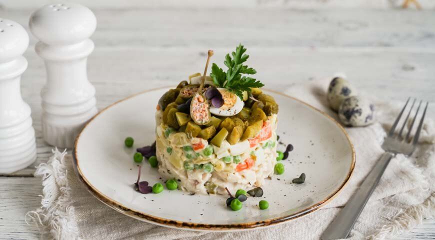 Нежный слоеный салат с курицей для праздника