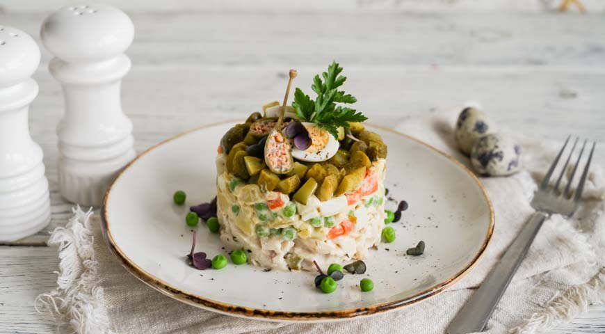 Нежный слоеный салат с курицей для праздника