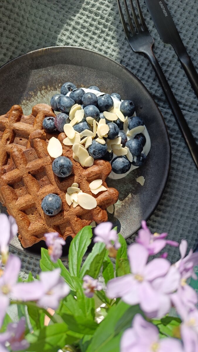 Вафли красивого цвета с кэробом и черносливом