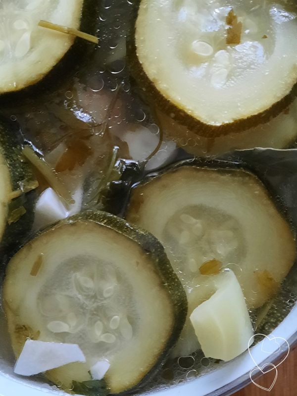 Удивительный салат из маринованных кабачков и перцев