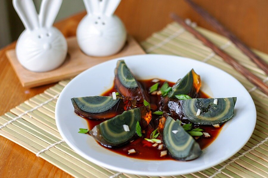 Уникальный вкус столетних яиц: как насладиться китайским деликатесом
