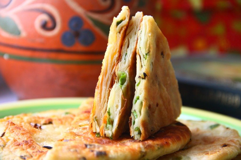 Слоёные лепёшки с зелёным луком