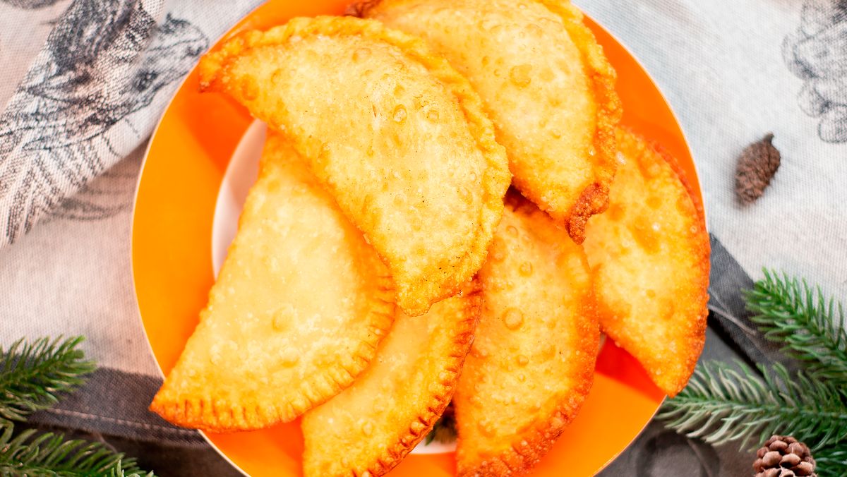 Нежные чебуреки с курицей и креветками: простой рецепт