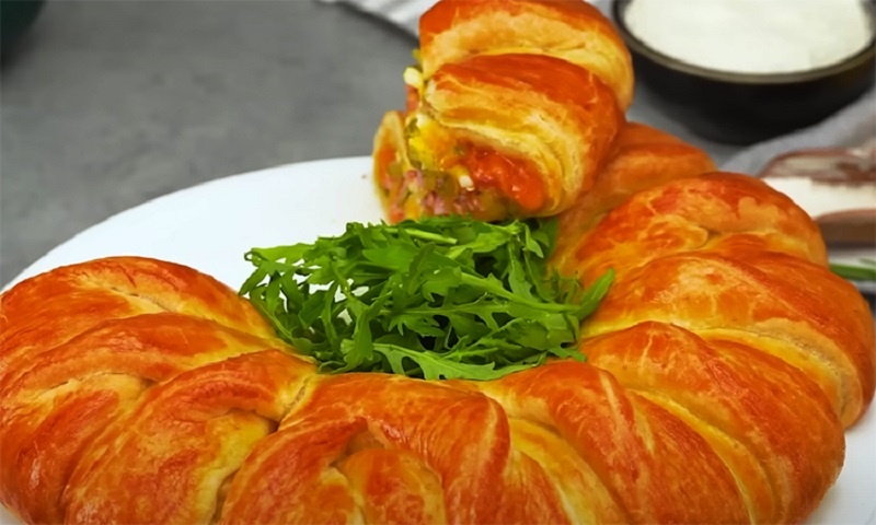 Удивительный пирог с яйцами в слоеном тесте, который поразит ваших гостей