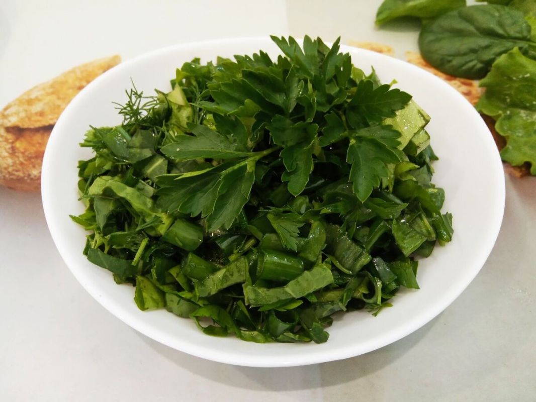 Легкий салат из свежих трав: рецепты весеннего настроения