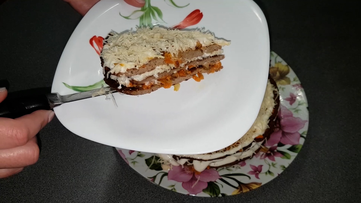 Нежный печёночный торт с овощами: простой и вкусный рецепт