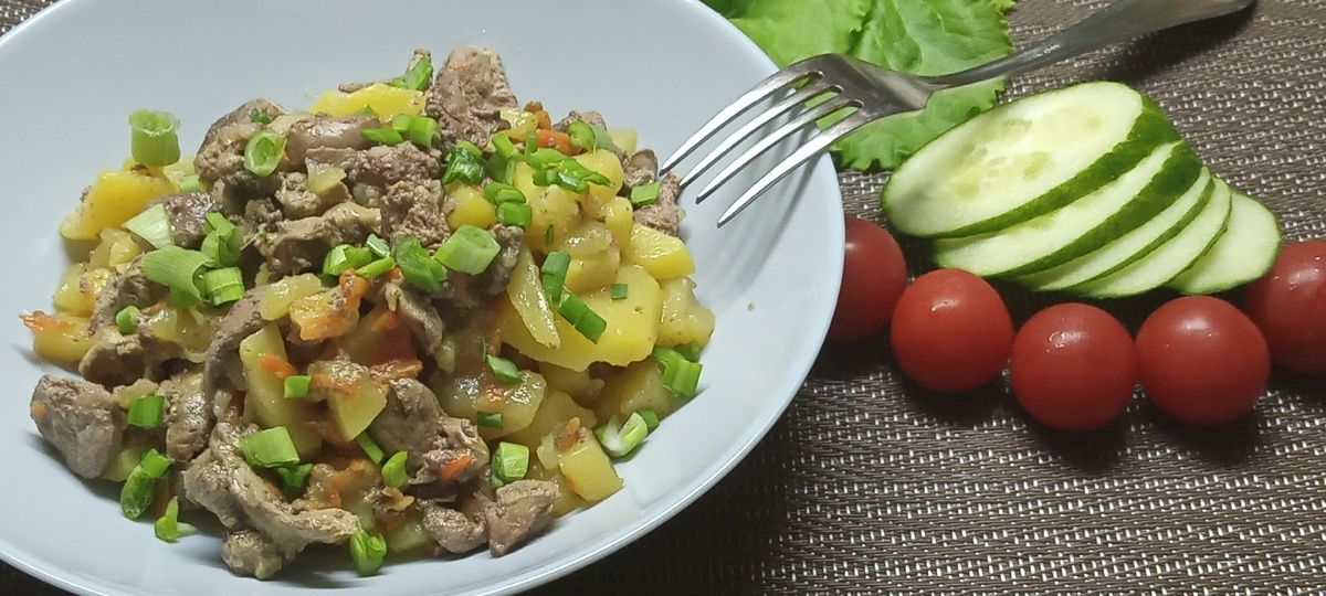 Сытное и простое блюдо: тушеная печень с картошкой за час