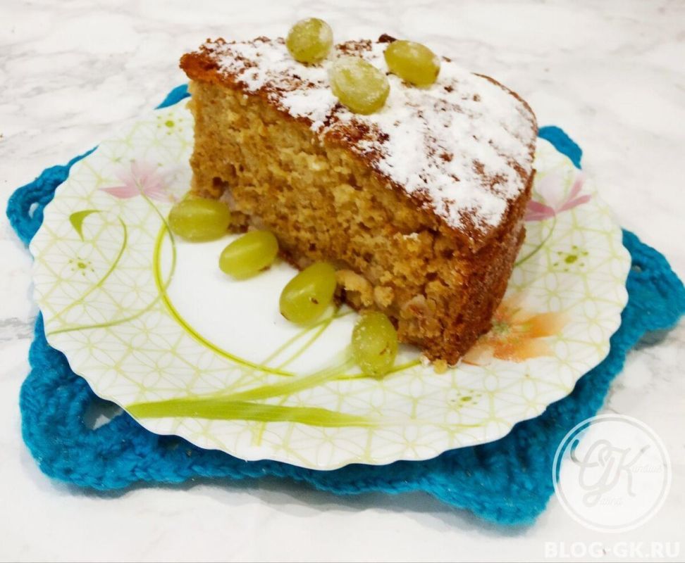 Нежный бисквитный пирог с яблоками и виноградом