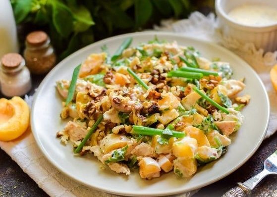 Салат с курицей, абрикосами и грецкими орехами