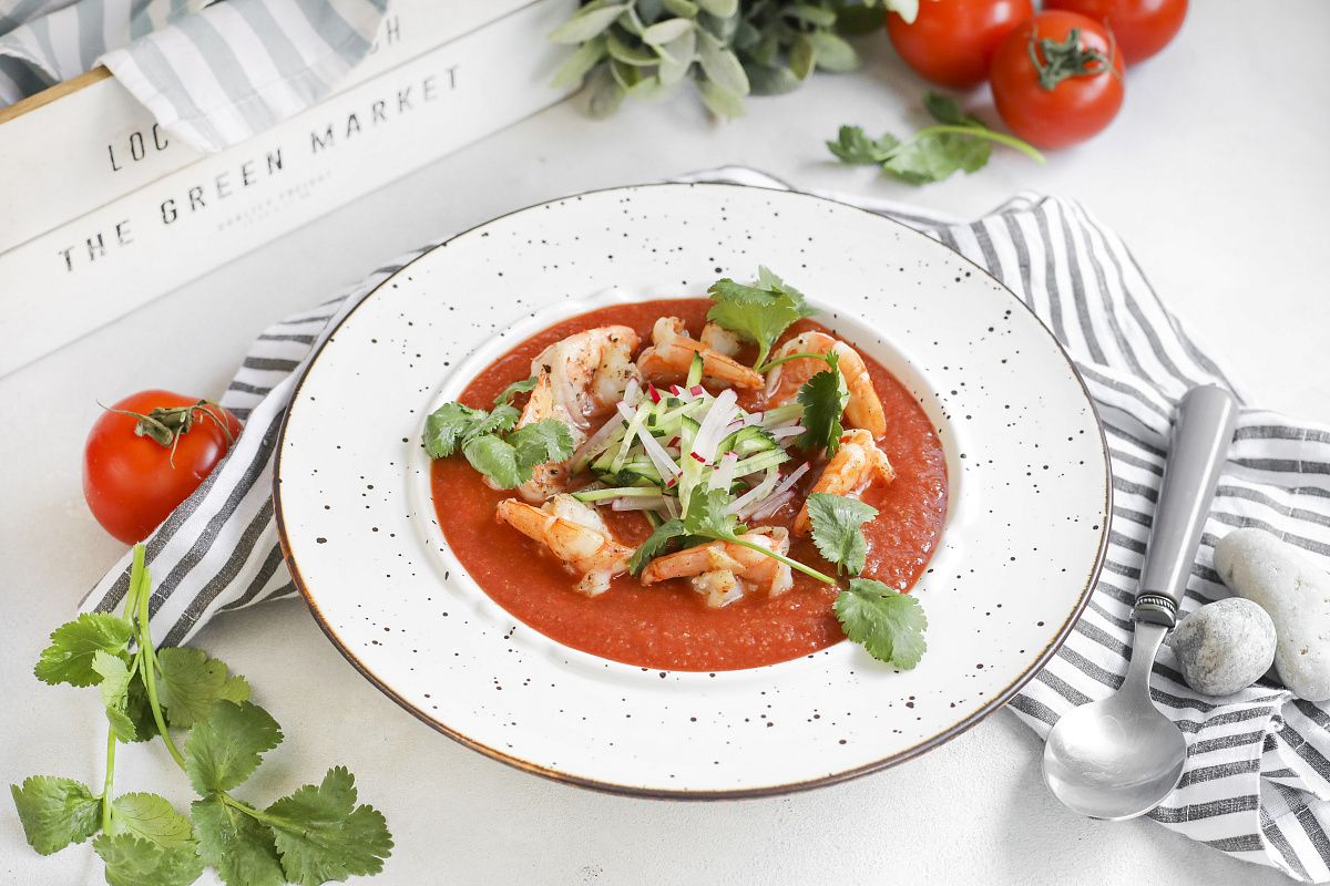 Освежающий гаспачо с креветками и вялеными томатами