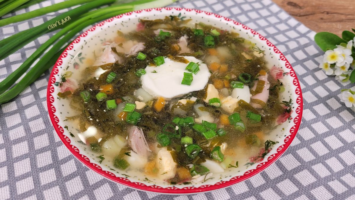 Летний суп с щавелем и курицей: вкус, который помнится с детства