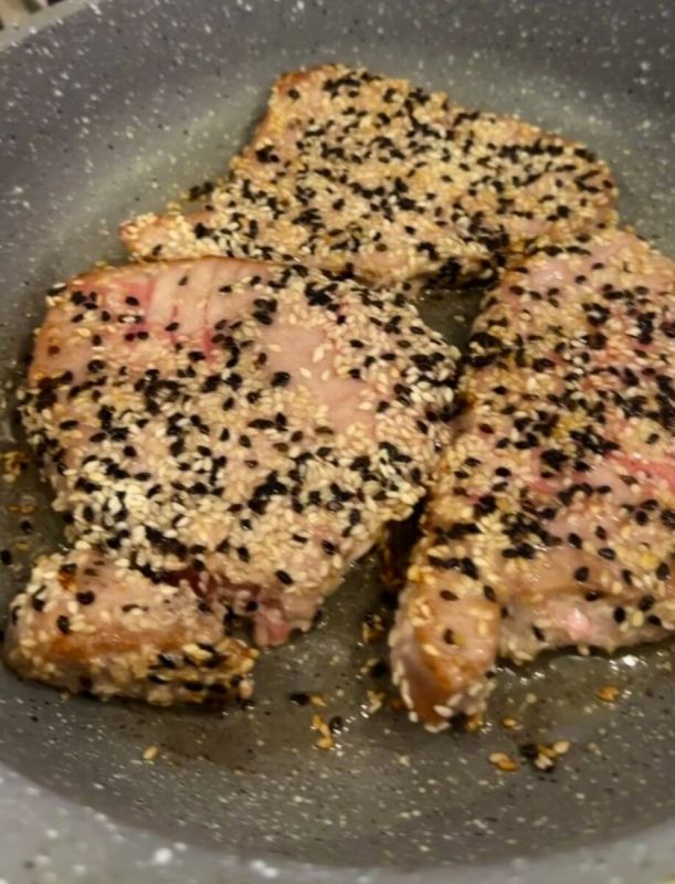 Сочные стейки тунца в кунжутной корочке